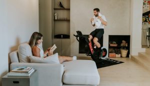 Tipos de materiales para practicar ciclismo indoor y cómo elegir tu equipo